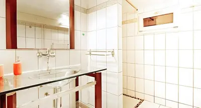 Salle de bains dans l'établissement Chalet sous les sapins, calme, superbe vue avec piscine et sauna