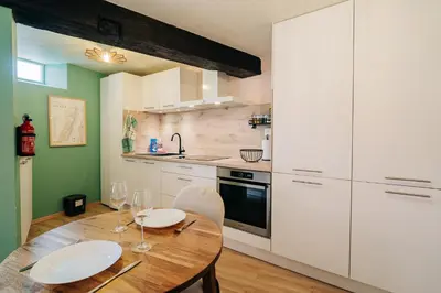 Cuisine ou kitchenette dans l'établissement Suite Vieille Ville - Calme et Cosy - Parking gratuit