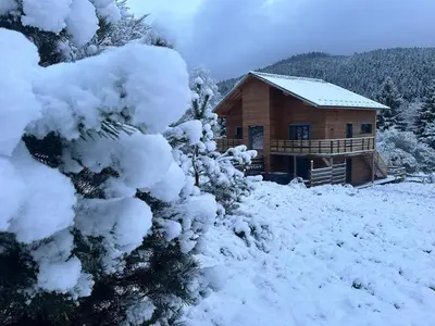 L'établissement Grange de l'ancienne école avec Jacuzzi privé en hiver