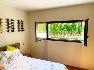 Un ou plusieurs lits dans un hébergement de l'établissement La Chambre aux Bouteilles - Domaine GUETH - Vins d'Alsace et oenotourisme