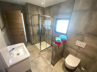 Salle de bains dans l'établissement La Chambre aux Bouteilles - Domaine GUETH - Vins d'Alsace et oenotourisme