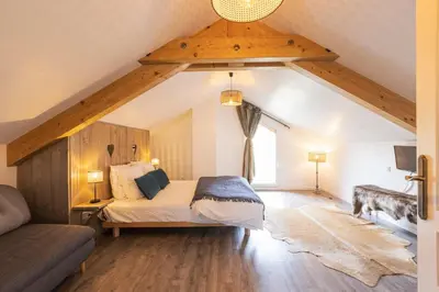 Coin salon dans l'établissement chalets les biches