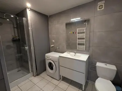 Salle de bains dans l'établissement Gîte familial avec terrasse et espace enfants à Faymont - FR-1-583-370