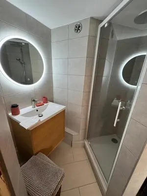 Salle de bains dans l'établissement Gîte Bombom