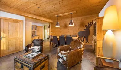 Coin salon dans l'établissement La clairière aux cerfs