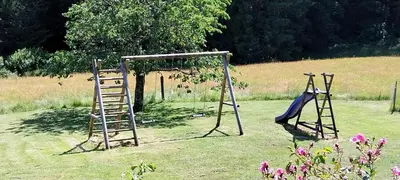 Aire de jeux pour enfants de l'établissement Blanche-Roche, gîte en lisière de fôret