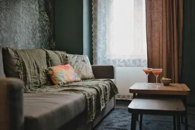 Coin salon dans l'établissement Colonial Insolite HautDeGamme Jacuzzi Privatif