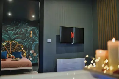 Télévision ou salle de divertissement dans l'établissement Colonial Insolite HautDeGamme Jacuzzi Privatif