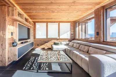 Télévision ou salle de divertissement dans l'établissement Chalet de Scott, luxe avec spa et sauna