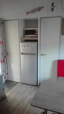 Cuisine ou kitchenette dans l'établissement Mobilhome convivial en Alsace