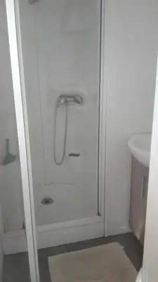 Salle de bains dans l'établissement Mobilhome convivial en Alsace