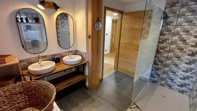 Salle de bains dans l'établissement Chez Bernadette