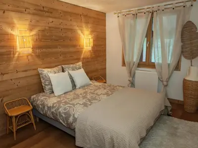 Un ou plusieurs lits dans un hébergement de l'établissement Chalet Toscane avec bain nordique