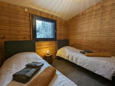 Un ou plusieurs lits dans un hébergement de l'établissement Chalet rénové avec sauna, proche Gérardmer - FR-1-589-796