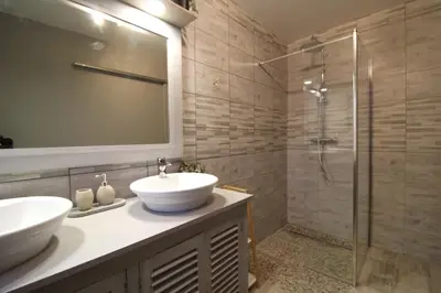 Salle de bains dans l'établissement Gite, Maison Chaleureuse