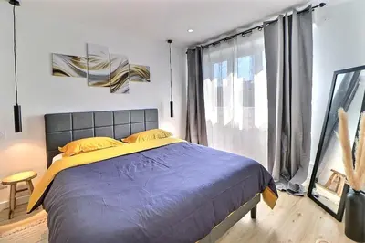 Un ou plusieurs lits dans un hébergement de l'établissement Appartement Moderne et Cosy avec Balcon - Parking Gratuit - Netflix