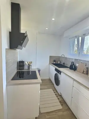 Cuisine ou kitchenette dans l'établissement Appartement Moderne et Cosy avec Balcon - Parking Gratuit - Netflix