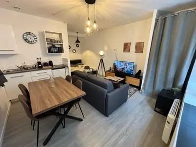 Télévision ou salle de divertissement dans l'établissement L'Atelier Urbain Apartment
