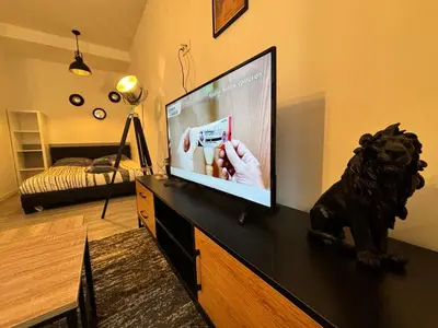 Télévision ou salle de divertissement dans l'établissement L'Atelier Urbain Apartment