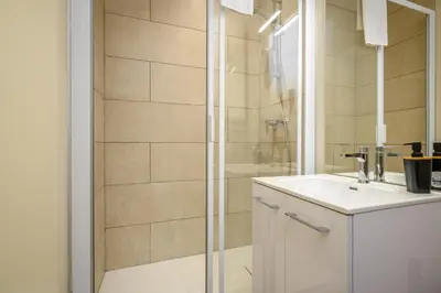 Salle de bains dans l'établissement Le 61-Appart'Hôtel-GregIMMO