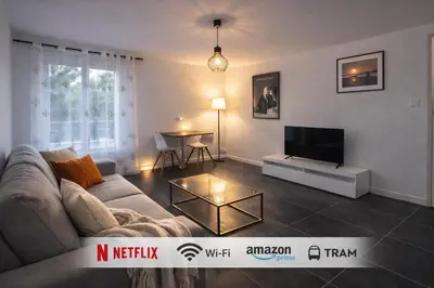 Télévision ou salle de divertissement dans l'établissement Spacieux 2 Pièces dans une résidence ,Place de Parking Privé Gratuit, Tram à 100m ,Centre à 6 min