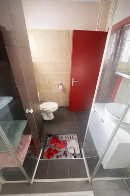 Salle de bains dans l'établissement Spacieux 2 Pièces dans une résidence ,Place de Parking Privé Gratuit, Tram à 100m ,Centre à 6 min