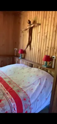 Un ou plusieurs lits dans un hébergement de l'établissement chalet cosy au calme