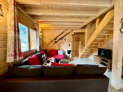 Coin salon dans l'établissement Le Murmure du Ruisseau, 4 étoiles avec sauna et terrasse