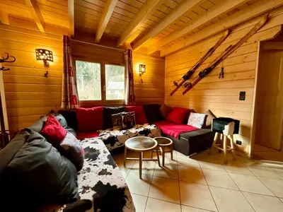 Coin salon dans l'établissement Le Murmure du Ruisseau, 4 étoiles avec sauna et terrasse