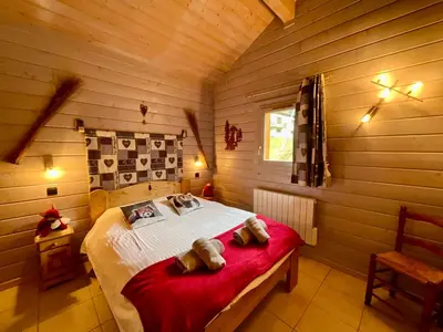 Un ou plusieurs lits dans un hébergement de l'établissement Le Murmure du Ruisseau, 4 étoiles avec sauna et terrasse
