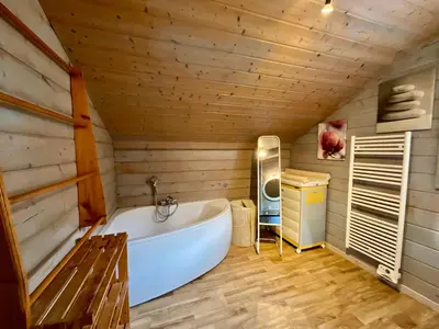 Salle de bains dans l'établissement Le Murmure du Ruisseau, 4 étoiles avec sauna et terrasse