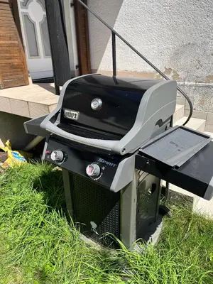 Barbecue disponible mis à disposition des clients de la maison de vacances