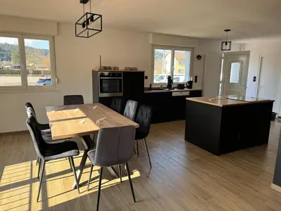 Cuisine ou kitchenette dans l'établissement Maison 8 personnes 4 Chambres Doubles - Piscine