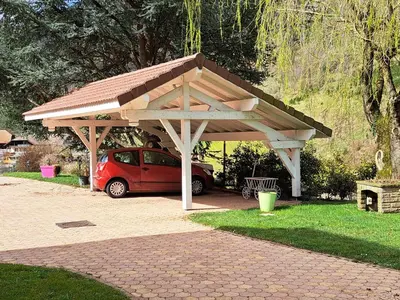 Jardin de l'établissement Gîte Les Hirondelles F2