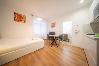Télévision ou salle de divertissement dans l'établissement Frontiere Suites 2 Saint-Louis Proche Bale