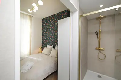 Un ou plusieurs lits dans un hébergement de l'établissement LE LYNX HAUSSMANIEN appartement tout confort, climatisé avec parking privé, à deux pas du centre