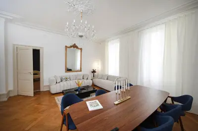 Coin salon dans l'établissement LE LYNX HAUSSMANIEN appartement tout confort, climatisé avec parking privé, à deux pas du centre