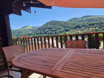 Vue générale sur la montagne ou vue sur la montagne depuis le chalet