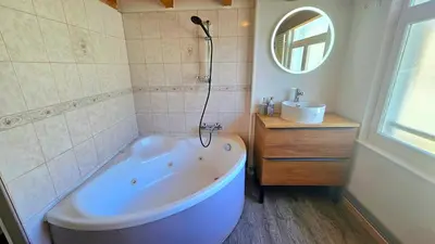 Salle de bains dans l'établissement f2 VUE INCROYABLe sur lac avec jardin avec balnéo et 400m centre