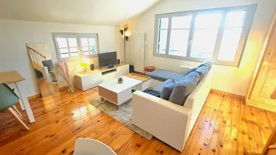 Coin salon dans l'établissement f2 VUE INCROYABLe sur lac avec jardin avec balnéo et 400m centre