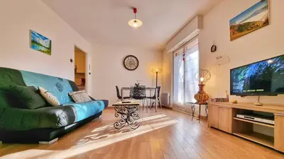 Télévision ou salle de divertissement dans l'établissement Chez Coralie - T2, 2 pers, parking, balcon