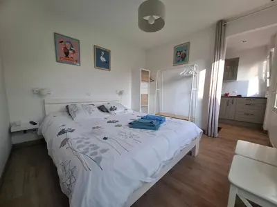 Un ou plusieurs lits dans un hébergement de l'établissement Bienvenue chez Nous ! studio privé, parking, calme
