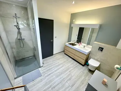 Salle de bains dans l'établissement Chambre pour 2 au calme climatisée