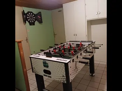 Salle de jeux dans l'établissement L'intemporel - Grand Jardin avec Piscine