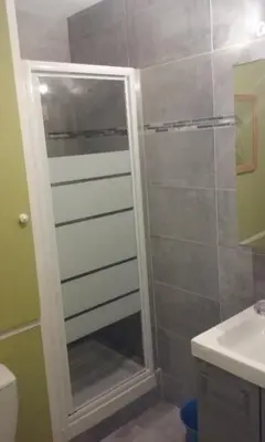Salle de bains dans l'établissement Appt F2 à 200m du lac situé plein sud -vue lac