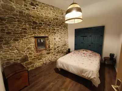 Un ou plusieurs lits dans un hébergement de l'établissement Grange rénovée dans cour privée avec jardin sur les remparts