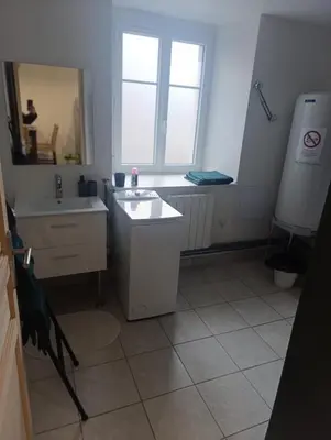 Cuisine ou kitchenette dans l'établissement Grand studio dans maison parking privé gratuit