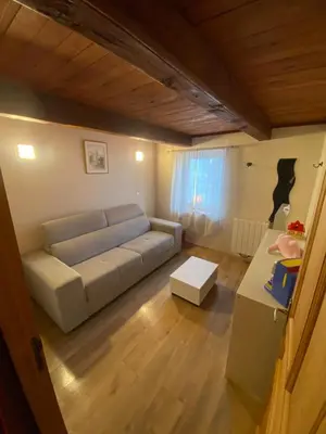 Coin salon dans l'établissement Le Fenil-Logis Sauna Bain Nordique Salle cinéma
