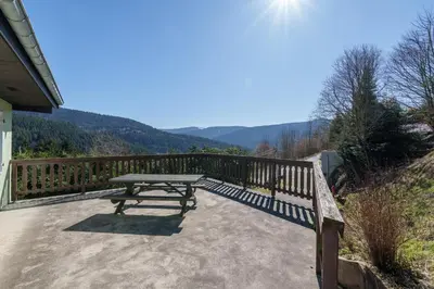 Vue générale sur la montagne ou vue sur la montagne depuis la maison de vacances
