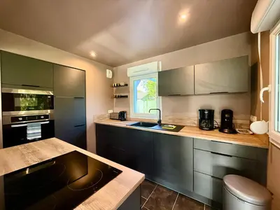 Cuisine ou kitchenette dans l'établissement Le Jardin de Rose et Capucine, piscine et jardin avec terrasse